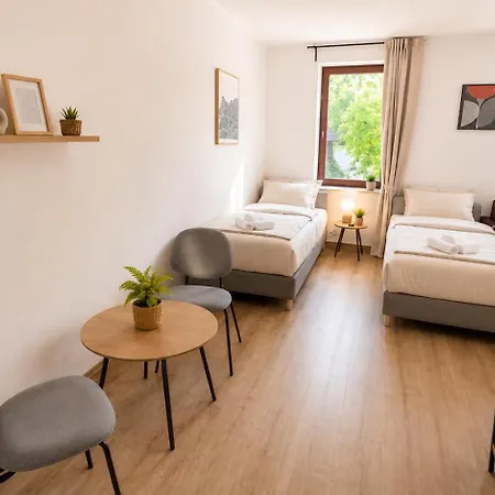 Zentral Gelegenes, Komplett Ausgestattetes Fuer 5 Personen Apartamento